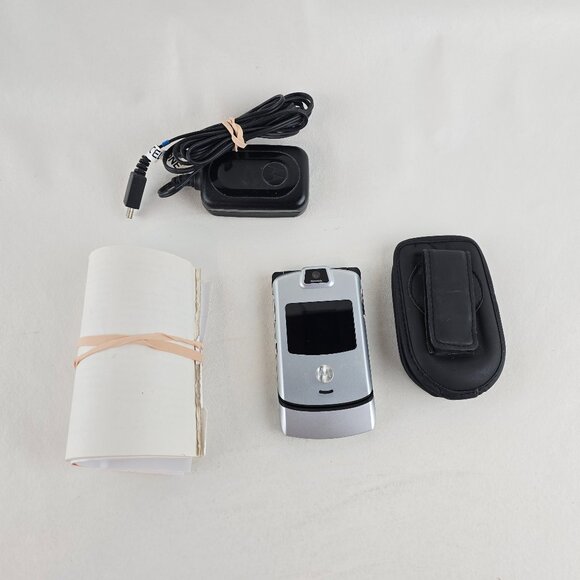 Motorola RAZR V3 Silver Verizon Flip Phone Bundle Charger Case Manual Vintage - Picture 1 of 8
